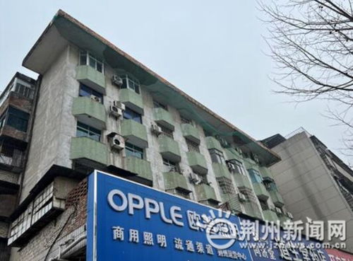 沙市区建材宿舍外墙脱落砸中阳台，居民安全引担忧